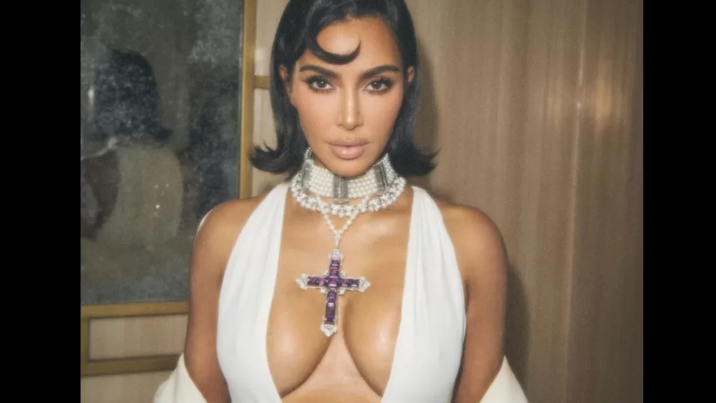 Kim Kardashian  Wears Princess Diana’s Cross Necklace
